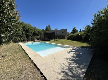 Casa · 264m² · 4 Ambientes · 2 Cocheras · Casa en Venta en St Mathews Village, Pilar - 3 Dorm. y Quincho