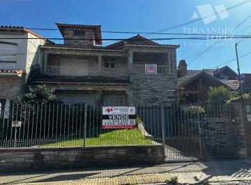 Casa de 6 ambientes, Quilmes · Excelente Chalet Desarrollado en Dos Plantas Sobre Lote de 557 m² Aprox.