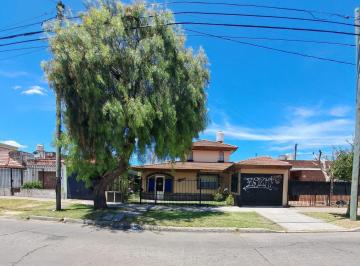 Casa de 5 ambientes, Lomas de Zamora · Casa con Techo de Teja Francesa, con Retiro de Frente en Amplio Lote con Cochera