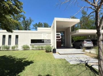 Casa · 280m² · 4 Ambientes · 4 Cocheras · Excelente Propiedad Moderna en Estancias Golf