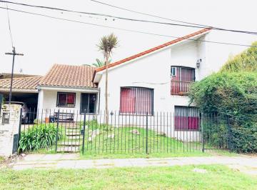 Casa · 180m² · 3 Ambientes · 1 Cochera · Casa 3 Ambientes a La Venta en Castelar Norte