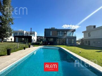 Casa · 1000m² · 5 Ambientes · 1 Cochera · Casa en Venta en Terralagos Canning