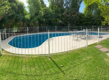 Casa · 365m² · 7 Ambientes · 4 Cocheras · Casa en Venta en Aranjuez Country Club de 6 Ambientes con Quincho Jardin y Piscina