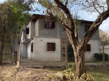 Casa · 104m² · 8 Ambientes · 1 Cochera · Casa en Venta en Unquillo