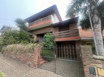 Casa · 335m² · 6 Ambientes · 1 Cochera · Chalet de 6 Amb. Desarrollado en 3 Niveles - Zona Punta Mogotes