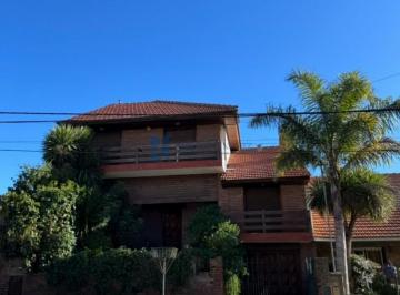 Casa · 341m² · 6 Ambientes · 1 Cochera · Chalet de 6 Amb. Desarrollado en 3 Niveles - Zona Punta Mogotes