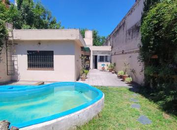 Casa · 165m² · 5 Ambientes · 1 Cochera · Casa 4 Amb con Jardin y Piscina en Flores