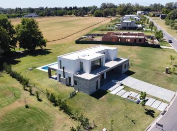 Casa · 294m² · 4 Dormitorios · 2 Cocheras · Casa en Venta en Pilará!