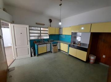 Casa de 3 ambientes, Tres de Febrero · Casa en Alquiler con Galpón, Cochera Para 2 Autos y 2 Habitaciones