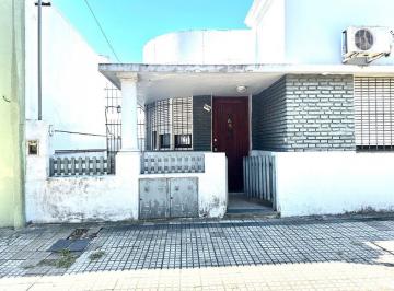 Casa · 130m² · 4 Ambientes · Casa en Venta - 3 Dorm. 2 Baños - 320 m² - La Plata [financiada]