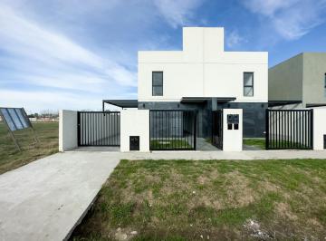 Casa · 110m² · 3 Ambientes · 2 Cocheras · Casa 2 Dorm., Jardin, Pileta, Estrenar, Financiacion en Pesos