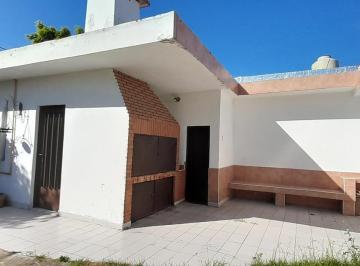 Casa · 130m² · 4 Ambientes · 1 Cochera · Casa en José C Paz
