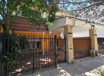 Casa · 110m² · 6 Ambientes · 1 Cochera · Casa Cuatro Dorm. Piscina Venta Ituzaingo