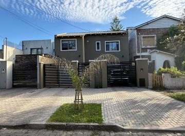 Casa · 220m² · 4 Ambientes · 3 Cocheras · Venta Casa Chalet Parque Pileta Banfield Apto Crédito