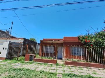 Casa · 60m² · 3 Ambientes · 2 Cocheras · Casa en Venta a Refaccionar