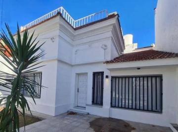 Casa · 245m² · 5 Ambientes · 1 Cochera · Casa en Venta - 4 Dorm. 3 Baños 1 Cochera - 250 m² - La Plata [financiada]