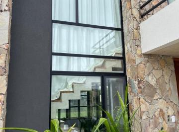 Casa · 270m² · 5 Ambientes · 2 Cocheras · Casa en Haras Santa María Escobar
