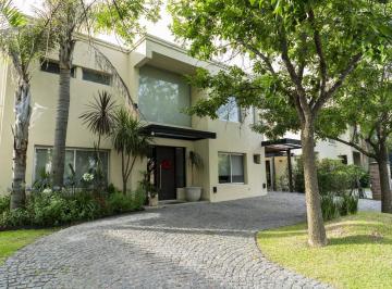 Casa · 240m² · 5 Ambientes · 4 Cocheras · Casa en Venta, Barrio Santa Catalina
