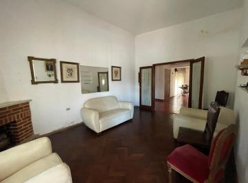 Casa · 159m² · 8 Ambientes · Casa en Venta Para Reciclar en B° Parque V Sarsfield de 3 Dorm.