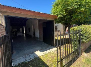 Casa · 149m² · 4 Ambientes · 1 Cochera · Casa con Posibilidad de Reformar/reciclar.