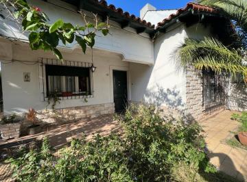 Casa · 182m² · 4 Ambientes · 1 Cochera · Casa en Venta en Adrogue 4 Ambientes