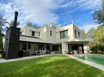 Casa de 6 ambientes, Esteban Echeverría · Casa en Venta y Alquiler - St. Thomas Oeste