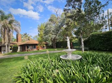 Quinta vacacional · 206m² · 5 Ambientes · 4 Cocheras · Venta Casa Quinta 5 Ambientes en Lote de 5600 m² con Piscina, Parrilla y Quincho en Benavidez