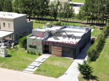 Casa · 147m² · 4 Ambientes · 3 Cocheras · Venta Casa de 4 Ambientes en Lagos de San Eliseo, con Pileta