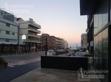 Local comercial · 240m² · 4 Ambientes · Punta del Este - Local Venta - Peninsula - con Renta