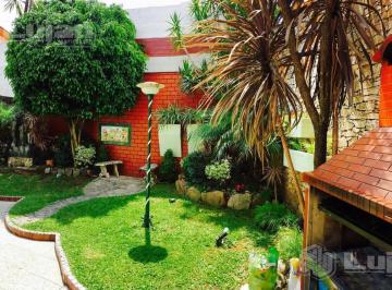 Casa · 193m² · 5 Ambientes · 2 Cocheras · Caaguazu 7300 Excelente Casa - Liniers, con Parque y 2 Cocheras