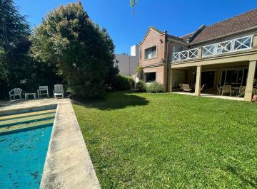 Casa · 290m² · 8 Ambientes · 1 Cochera · Casa en Venta en Barrio Las Araucarias. Pilar