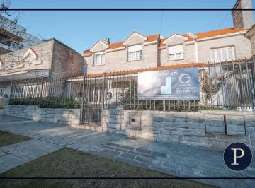 Casa · 381m² · 8 Ambientes · 6 Cocheras · Chalet de Estilo de Barrio Stella Maris