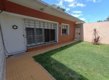 Casa de 4 ambientes, Quilmes · Casa en Venta en Quilmes con Cochera y Jardín
