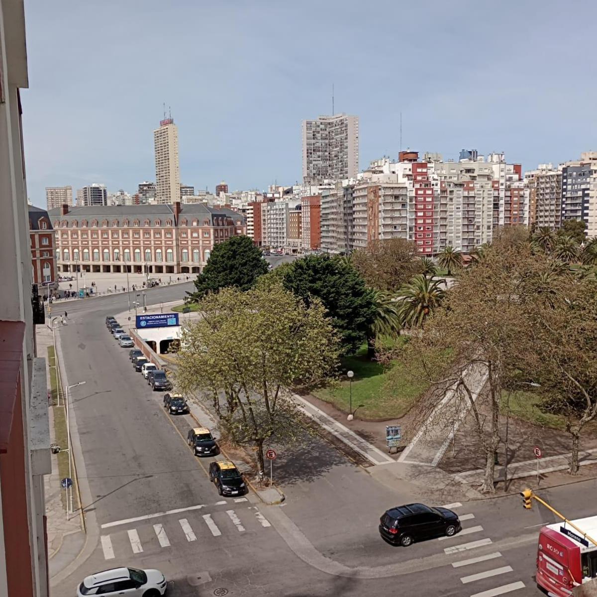 En el centro de la ciudad A metros del casino ofrecemos este departamento totalmente reciclado.