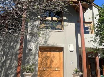 Casa · 683m² · 4 Ambientes · 3 Cocheras · ¡Oportunidad! ¡Increíble Casa en Las Delicias! con Cava Subterránea!