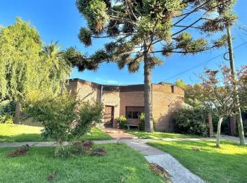 Casa · 143m² · 4 Ambientes · 1 Cochera · Gran Chalet en Esquina 4 Amb con Parque y Quincho en Constitucion