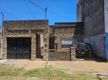 Casa · 110m² · 3 Ambientes · 1 Cochera · En Venta en Caseros Lote 8,66 X 50 m P. H Frente de Tres Ambientes a Remodelar F: 10231