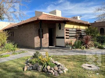 Casa · 193m² · 7 Ambientes · 2 Cocheras · Casa Venta Cipolletti, Barrio San Lorenzo, 3 Dorm., 3 Baños, Quincho - Garaje y Patio