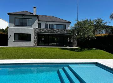 Casa · 300m² · 7 Ambientes · 2 Cocheras · Casa en Las Liebres 3 Dorm en Suite. Nuevo Valor