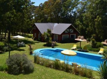 Casa · 339m² · 5 Ambientes · 1 Cochera · Sierra de Los Padres: 3 Casas en Lote de Una Hectárea