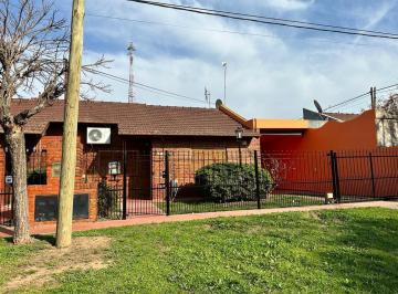 Casa · 110m² · 4 Ambientes · 1 Cochera · Casa en Barrio Champagnat