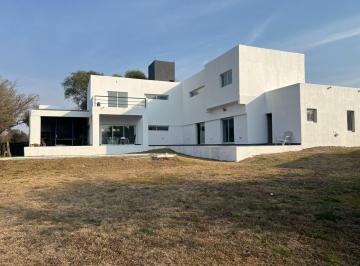 Casa · 502m² · 4 Ambientes · 3 Cocheras · ¡Venta! ¡Casa en Valle del Golf - Hermosas Vistas!
