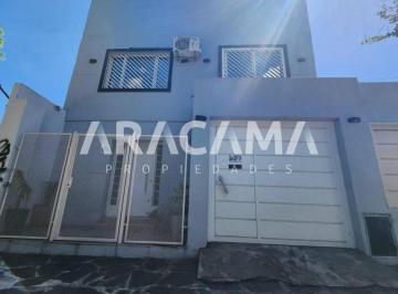 Casa · 241m² · 5 Ambientes · 2 Cocheras · Casa en Venta en Monte Grande