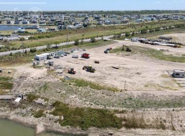 Terreno · 674m² · Lote en Venta en El Barrio Cerrado Lagoon Hudson con Fondo Verde