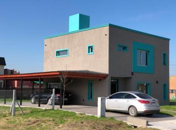 Casa · 180m² · 4 Ambientes · 2 Cocheras · Casa - Laguna Azul