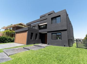Casa · 423m² · 7 Ambientes · 2 Cocheras · Casa a Estrenar Vista a La Laguna