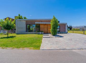 Casa · 182m² · 5 Ambientes · Moderna Casa en Rumencó Joven