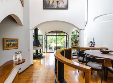 Casa · 328m² · 8 Ambientes · 2 Cocheras · Espectacular Casa de Doble Terreno con Grandes Jardines y Pileta en Belgrano R