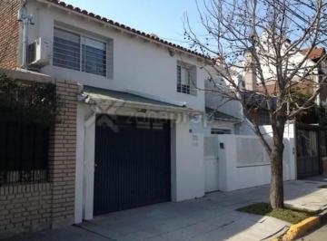 Casa · 210m² · 4 Ambientes · 1 Cochera · Casa en Venta en Vicente Lopez 3 Dorm. Garage Pileta!