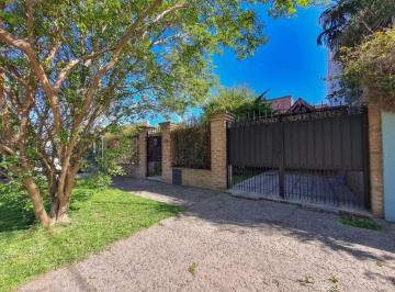 Casa · 194m² · 4 Ambientes · Casa en Venta - 3 Dorm. 2 Baños - 660 m² - Manuel B. Gonnet
